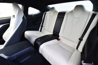 後席の定員は2人。左右の座席間には、カップホルダーや、後方のトランクルームから貫通するスキーホールが設けられている。