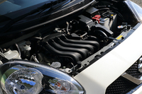「ジューク」や「キューブ」などに搭載される1.5リッターのHR15DE型エンジンには「NISMO S」専用チューンが施され、116psと15.9kgmを発生する。無鉛プレミアム仕様。
    