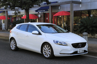 「アクティブ・ベンディング機能付きデュアル・キセノンヘッドライト」が標準で備わる。コーナリング時にヘッドライトが自動で左右に最大15度向きを変える。