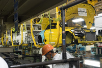 「アクティ トラック」や「アクティ バン」などとともに、生産ラインを流れる「S660」。
    