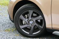 
	タイヤサイズは前後とも225/50R17。タイヤの直径は「V40」シリーズの中で最大となる約657mmで、「T5 R-DESIGN」や「T4 SE」より、2cmほど大きい。
	