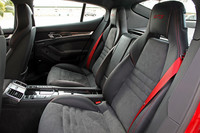 6：4分割可倒式のリアシート。シートヒーターも標準装備される。シートバックを倒すことで、通常432リッターの荷室容量を最大1250リッターまで拡大することができる。