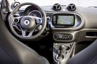 コントローラー付きのステアリングや液晶モニター（7インチ）など、そこかしこに進化の跡が見られる。一方で、大きな速度計やダッシュボードから“生えた”別体のサブメーターなど、スマートの伝統も散見できる。
    