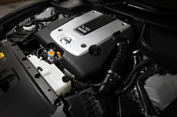 3.7リッターV6「VQ37VHR」エンジンは、新開発の「VVEL」（Variable Valve Event ＆ Lift）により、吸気バルブの開閉タイミングとリフト量を制御する。アクセルレスポンスの向上、トルクの増大、燃費の改善などが謳われる。