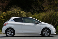 「205」「206」「207」と代替わりのたびに大きくなってきたボディーは、居住空間を拡大しつつも、「208」でややコンパクトになった。
    