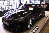 カスタムカーコンテストのチューニングカー部門で優秀賞を獲得した「MAVERICK SCION FR-S」。大きく張り出したフェンダーと、レクサス風のフロントグリルが目を引く。
    