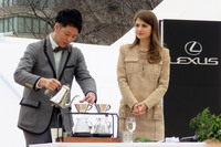 
	トークショーにおいて、コーヒーの入れ方について学ぶモデルのマギーさん（写真右）。
	