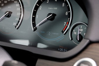 メーターリングの下側は欠け、液晶画面になっている。アイドリング時にはブルーのリングが表示され、心臓の鼓動のごとく点滅。ハイブリッドの特異性を演出する。