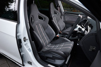 「GTIクラブスポーツ トラックエディション」専用のレカロシート。表皮はファブリックとアルカンターラの組み合わせとなる。