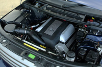BMWが開発した、4.4リッターV8エンジン。286ps、44.9kgmで、2.5トンのボディを引っ張る。