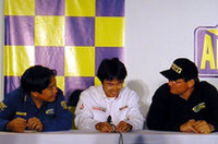 左から新井敏弘、田口勝彦、ポッサム･ボーン