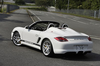 テスト車のオプション装備：
ココアインテリア＝54万3000円／ボディカラー同色塗装ロールオーバーバー＝6万9000円／バイキセノンヘッドライト＝27万6000円／ポルシェセラミックコンポジットブレーキ＝141万8000円／19インチカレラS IIホイール＝6万4000円／カラークレストホイールセンターキャップ＝3万円）

