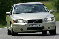 【スペック】S60 T-5：全長×全幅×全高＝4580×1810×1430mm/ホイールベース＝2720mm/駆動方式＝FF/2.4リッター直5 DOHC20バルブターボ・インタークーラー付き（260ps/5500rpm、35.7kgm/2100-5000rpm）