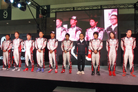 2014年6月のニュルブルクリンク24時間耐久レースに参戦するドライバーが壇上に並ぶ。右から4番目は、チーム代表の豊田社長。
    