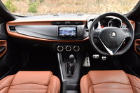 「ジュリエッタ」のインストゥルメントパネルまわり。レザー巻きのシフトセレクターやスポーティーなアルミ製のフットペダルなどは、全車標準装備となる。