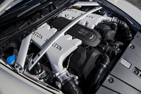 エンジンルームにぎっしりと詰まった5.9リッターV12は573psと63.2kgmを発生。量産型アストン・マーティン史上最速とうたわれる。