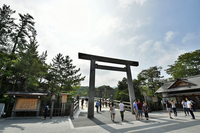 伊勢といえば神宮。昨2013年は、皇大神宮（内宮）で式年遷宮が行われ、話題となった。
    