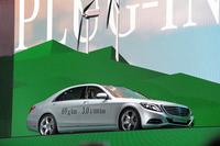 2013年に発表された新型「メルセデス・ベンツSクラス」。サイドラインは、後方に向かって、なだらかに下降している。