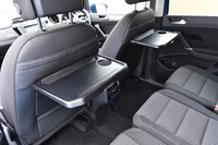 2列目シート用のシートバックテーブル。「TSIトレンドライン」を除く2グレードに標準装備される。