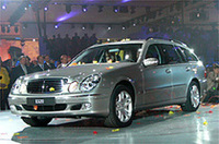 
	【写真上】493psを発する5.5リッターV12 ツインターボ搭載の「SL600」
	【写真下】新型「Eクラス・ステーションワゴン」
	 