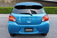 後席は6：4の可倒式。3点式シートベルトは3人分用意されるが、ヘッドレストは左右席のみ。（写真をクリックするとシートの倒れるさまが見られます）