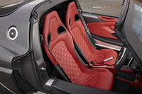 オプションで用意される「プレミアムパック」のレザーシート。このオプションパッケージを選択すると、ドアなどにもレザーのトリムが施される。
    