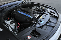 エンジンは従来の4.4リッターV8ターボ（エンジン単体出力は449ps）から3リッター直6ターボ（同320ps）に改められ、燃費が14.2km/リッター（JC08モード）に向上した。