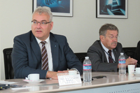 テュフ ラインランド ジャパンのホルガー・クンツ代表取締役社長（左）と、運輸・交通部 部長のヴァルター・シュルツ氏（右）。
    