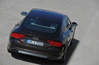 「S7スポーツバック」のリアビュー。4本だしのマフラーエンドは、「A7スポーツバック」（2本だし）との識別ポイントだ。