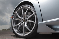 前後でホイールサイズが異なる「アヴェンタドールLP700-4ロードスター」。テスト車は、フロント：20インチ、リア：21インチを装着する。