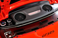 「GT3」では3.8リッターだったフラット6の排気量は4リッターへ。ボアは102.0mmのまま、ストロークを77.5mmから81.5mmに延長し、排気量を拡大させている。これに伴い、コンロッド長が143.0mmから140.8mmに短縮された。