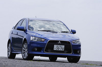 ワイドフェンダーのランエボと比べると、標準ボディのラリーアートは全幅が50mmスリム。だが、見た目の印象ではその差は感じない。