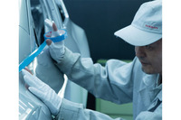 ツートンカラーの塗り分けは、熟練の塗装技術者が行っている。