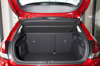 ラゲッジスペースについては大きな変更はない。後席を起こした状態で、380リッターの容量が確保されている。（写真をクリックすると、シートの倒れる様子が見られます）
    