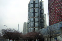 右手前の赤いビルが元ホテル・ニッコー（現ノボテル）。昔、日航が植樹した桜が残る。