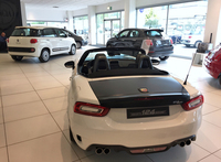 ひと目でわかるフィアット版とアバルト版との違いは、後者のマフラーエンドが4本出しになること。写真左奥に見えるのは、日本未導入の「フィアット500L」。