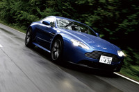 「V8ヴァンテージS」のトップスピードは、305km/h。ノーマルモデルに比べ17km/hのアドバンテージとなる。