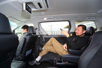 リアのエンターテインメントシステムは、カーナビとのセットオプション。あわせて、足元空間の余裕にもご注目。