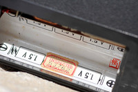 当時ササモトさんという人が出荷前検査にあたったことを示すシール。