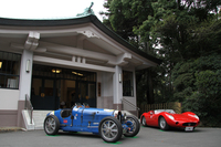 記者発表会場となった明治神宮 参集殿前に展示された、インターナショナル・ブガッティミーティング・ジャパンに参加予定の1927年「ブガッティT35C」と、ラ・フェスタ・ミッレミリアに参加予定の、堺 正章氏所有の1957年「マセラティ200SI」。
    
