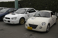 「マツダ・ロードスター」などのオープンカーは、ロールバーの装着が義務付けられる。なお、「ダイハツ・コペン」のようにハードトップを持つオープンカーは、走行中にハードトップを装着することでクローズドカー扱いとなる。