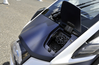 充電用のプラグは車両前部に。3時間ほどで満充電となり、航続可能距離は最大で50km程度とのこと。