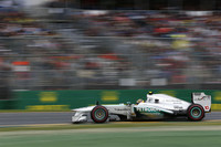 ティーンエイジャーの頃からの付き合いだった“ホーム”マクラーレンを離れ、新天地メルセデスに移籍してきたルイス・ハミルトン（写真）。初戦は予選でこそレッドブルに次ぐ3位と好位置につけたが、レースではトップに食らいつくことができず後退、5位完走。チームメイトのニコ・ロズベルグは電気系トラブルでリタイアした。（Photo=Mercedes）