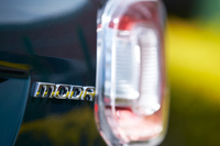 テールゲートに装着された「MODA」のバッジ。「パッソ モーダ」は専用の内外装デザインを持つ「パッソ」の上級モデルにあたる。