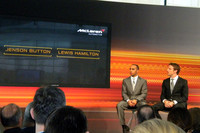 発表会に出席したマクラーレンF1チームのルイス・ハミルトンとジェンソン・バトン。実に、2008年チャンピオンと2009年チャンピオンのふたりが、このチームには在籍していることになる。