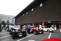 スタート地点の東京国立劇場にはイベントに参加するクラシックカーが勢ぞろい。