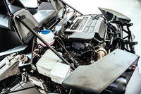 キャビンのすぐ後ろにミドシップされる2リッターターボ「TFSI」エンジン。アウディから供給される。
    