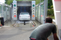 次に手に入れた「フィアット・ブラーヴァ」を、洗車係のおじさんに頼んで機械にかける。（1998年）
    