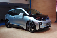 2014年4月に日本国内でのデリバリーが始まる「i3」。価格は499万円（消費税8％含む）から。