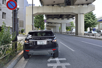 スマートループアイに表示された場所に行ってみた。画面上の画像同様、クルマ通りはそれほど多くなかった。